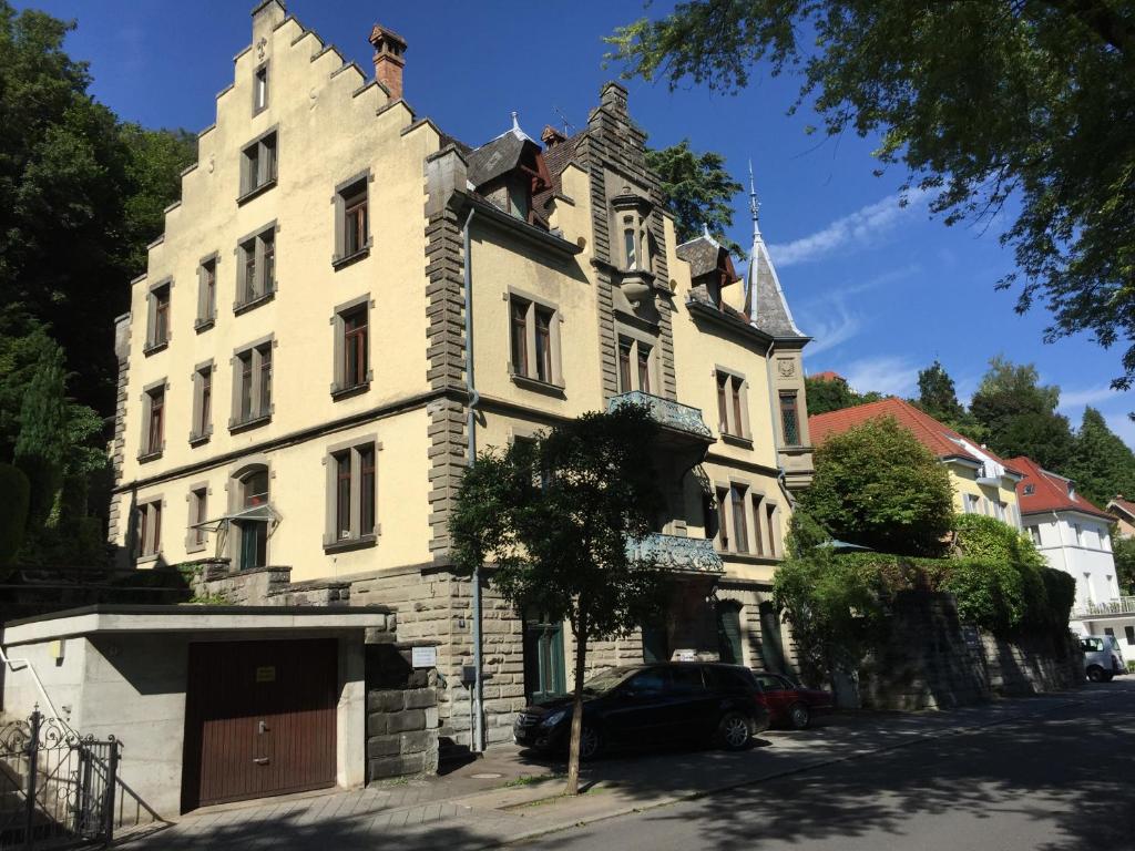 un edificio con un coche aparcado delante de él en Zum Hölltor, en Überlingen