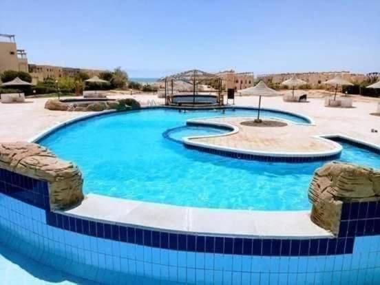 duży basen z niebieskimi płytkami wokół niego w obiekcie Blu lagon w mieście Ras Sudr