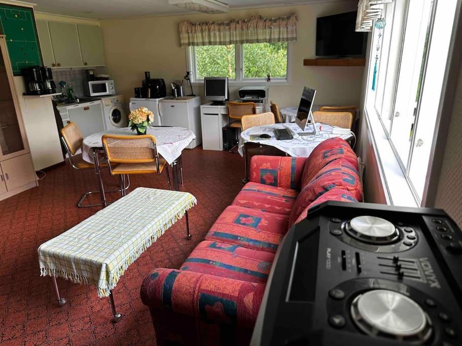 sala de estar con sofá y cocina en Bastu hus 3km sandstrand klubbhus och disco en Värnamo