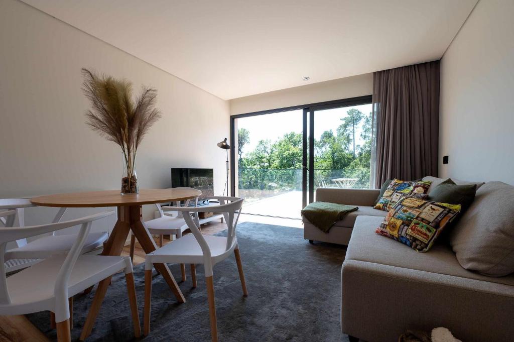 Uma área de estar em Ermo Loft - Casas do Ermo