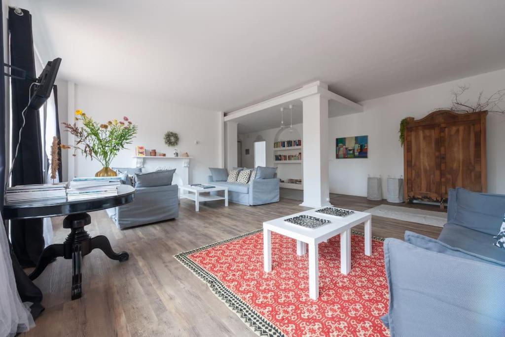 sala de estar con mesa y piano en Modern, contemporary flat-15 minutes to Venice, en Mestre