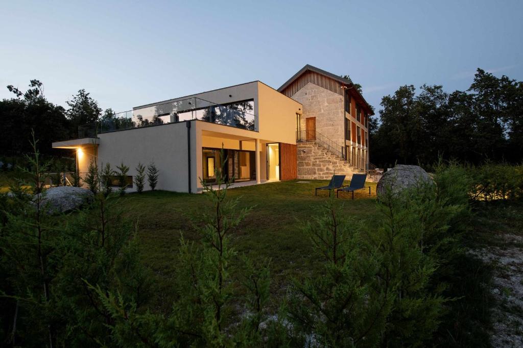 Um jardim em Ermo Loft - Casas do Ermo