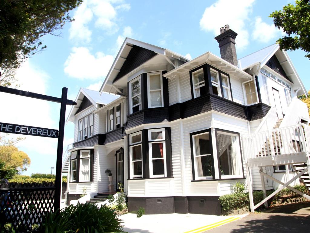 een zwart-wit huis met een schoorsteen bij The Devereux Boutique Hotel in Auckland