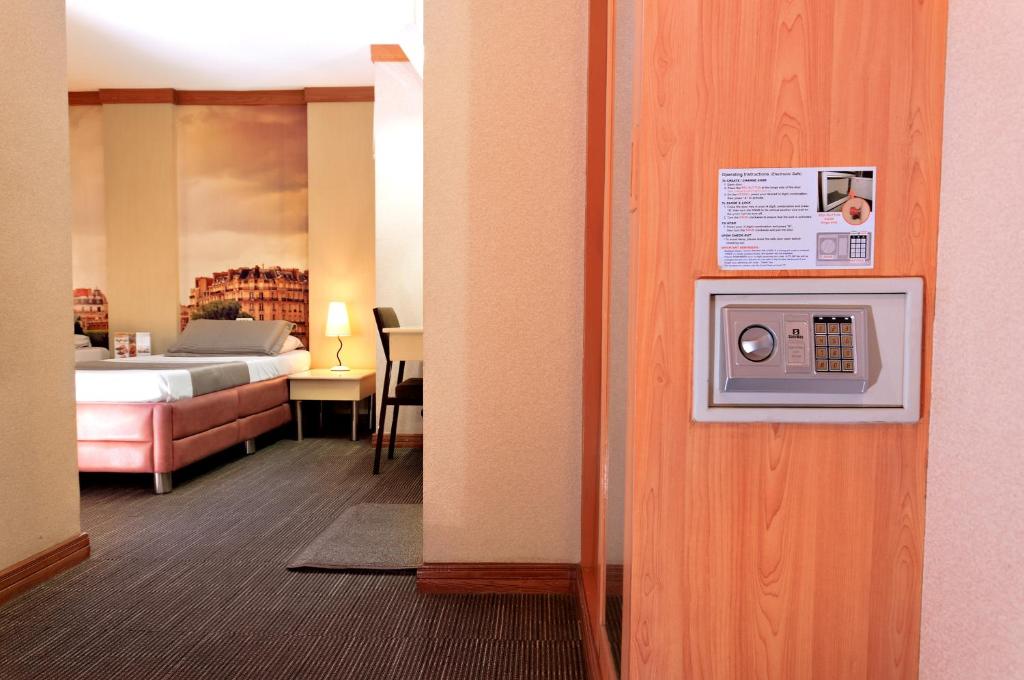 Postel nebo postele na pokoji v ubytování Eurotel Makati