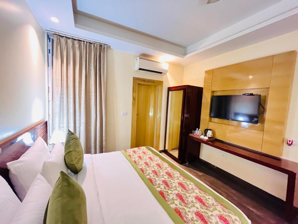Postel nebo postele na pokoji v ubytování Hotel Banz Near Indira Gandhi Airport Delhi