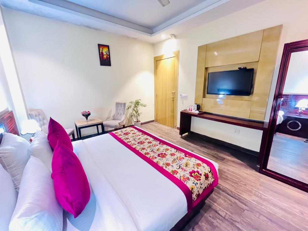Postel nebo postele na pokoji v ubytování Hotel Banz Near Indira Gandhi Airport Delhi