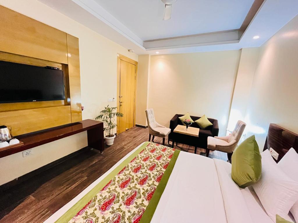 TV a/nebo společenská místnost v ubytování Hotel Banz Near Indira Gandhi Airport Delhi