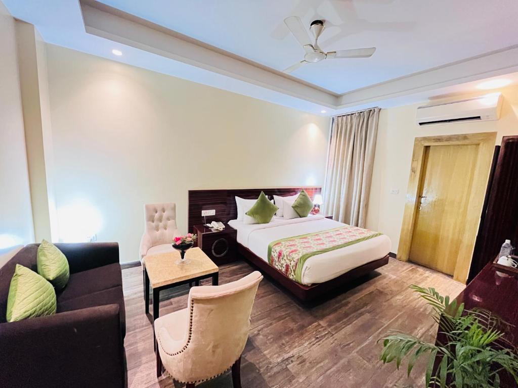 Postel nebo postele na pokoji v ubytování Hotel Banz Near Indira Gandhi Airport Delhi