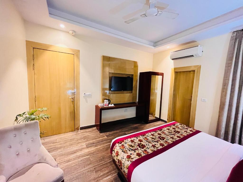 TV a/nebo společenská místnost v ubytování Hotel Banz Near Indira Gandhi Airport Delhi