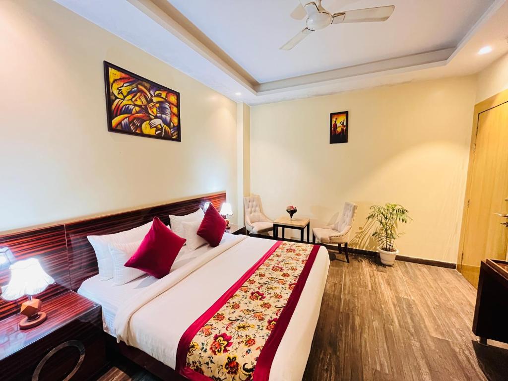 Postel nebo postele na pokoji v ubytování Hotel Banz Near Indira Gandhi Airport Delhi
