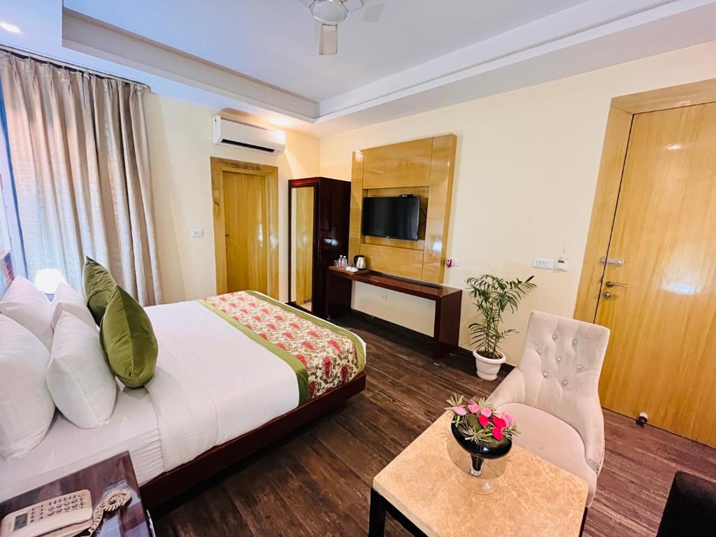 TV a/nebo společenská místnost v ubytování Hotel Banz Near Indira Gandhi Airport Delhi