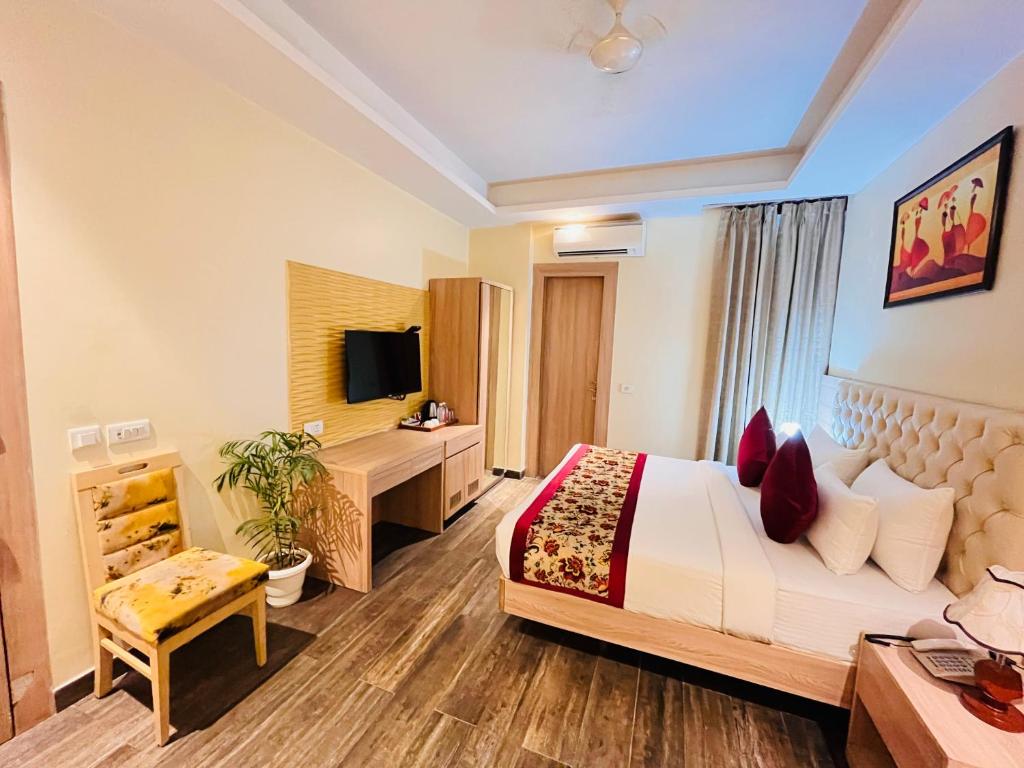 TV a/nebo společenská místnost v ubytování Hotel Banz Near Indira Gandhi Airport Delhi