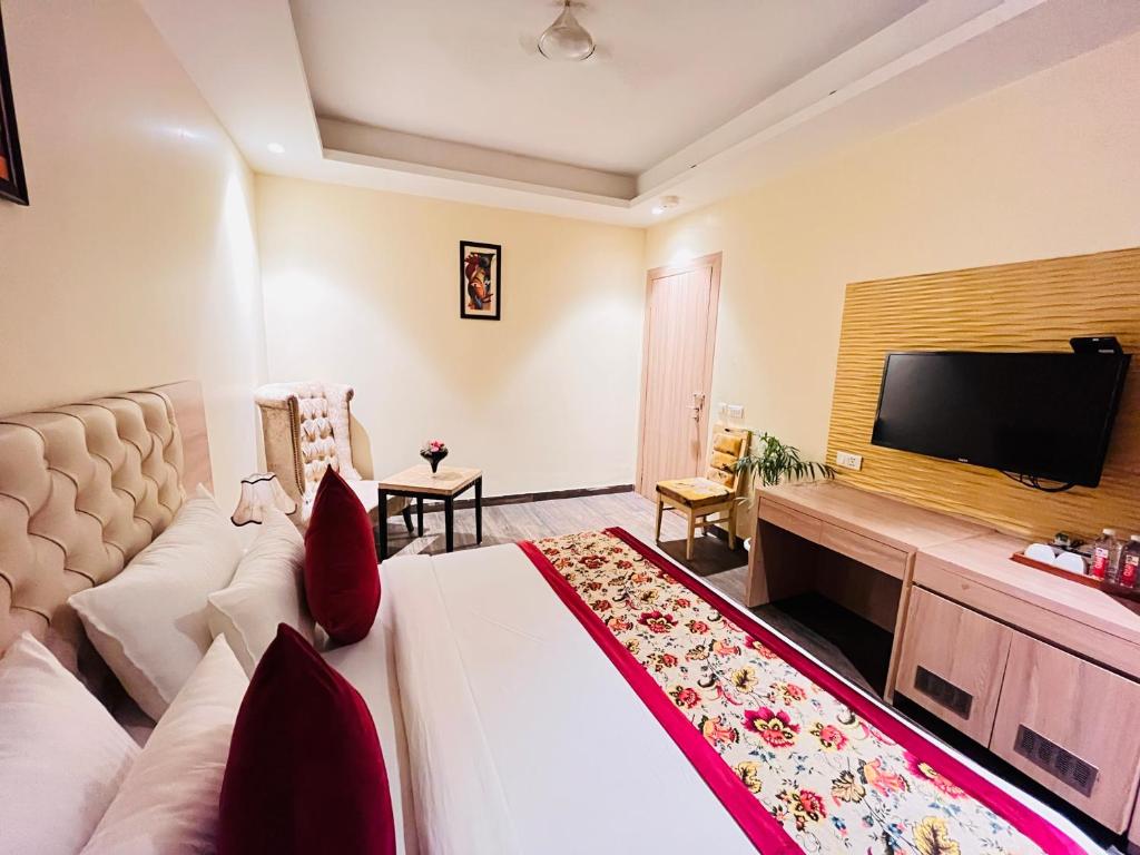 TV a/nebo společenská místnost v ubytování Hotel Banz Near Indira Gandhi Airport Delhi