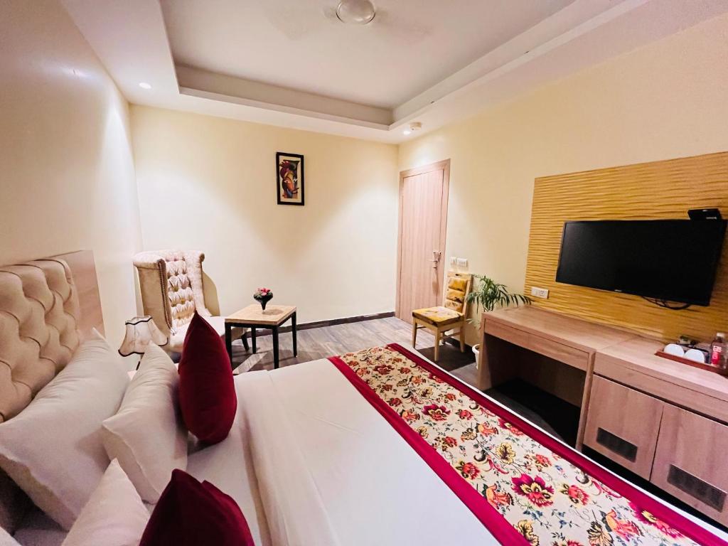 TV a/nebo společenská místnost v ubytování Hotel Banz Near Indira Gandhi Airport Delhi