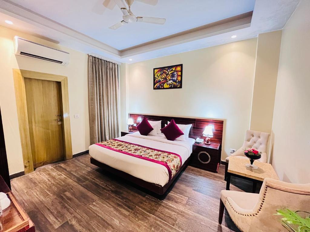 Postel nebo postele na pokoji v ubytování Hotel Banz Near Indira Gandhi Airport Delhi