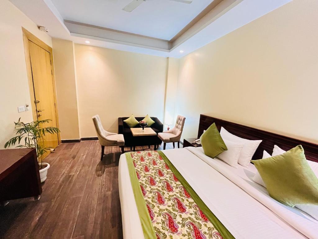 Postel nebo postele na pokoji v ubytování Hotel Banz Near Indira Gandhi Airport Delhi