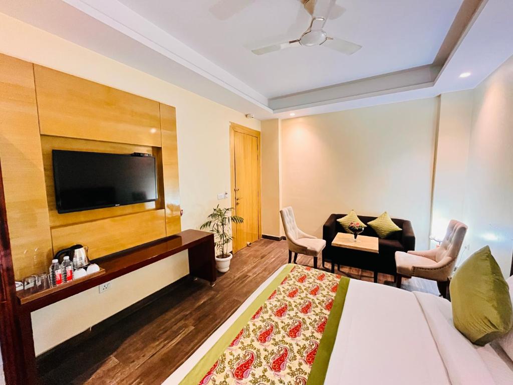 TV a/nebo společenská místnost v ubytování Hotel Banz Near Indira Gandhi Airport Delhi
