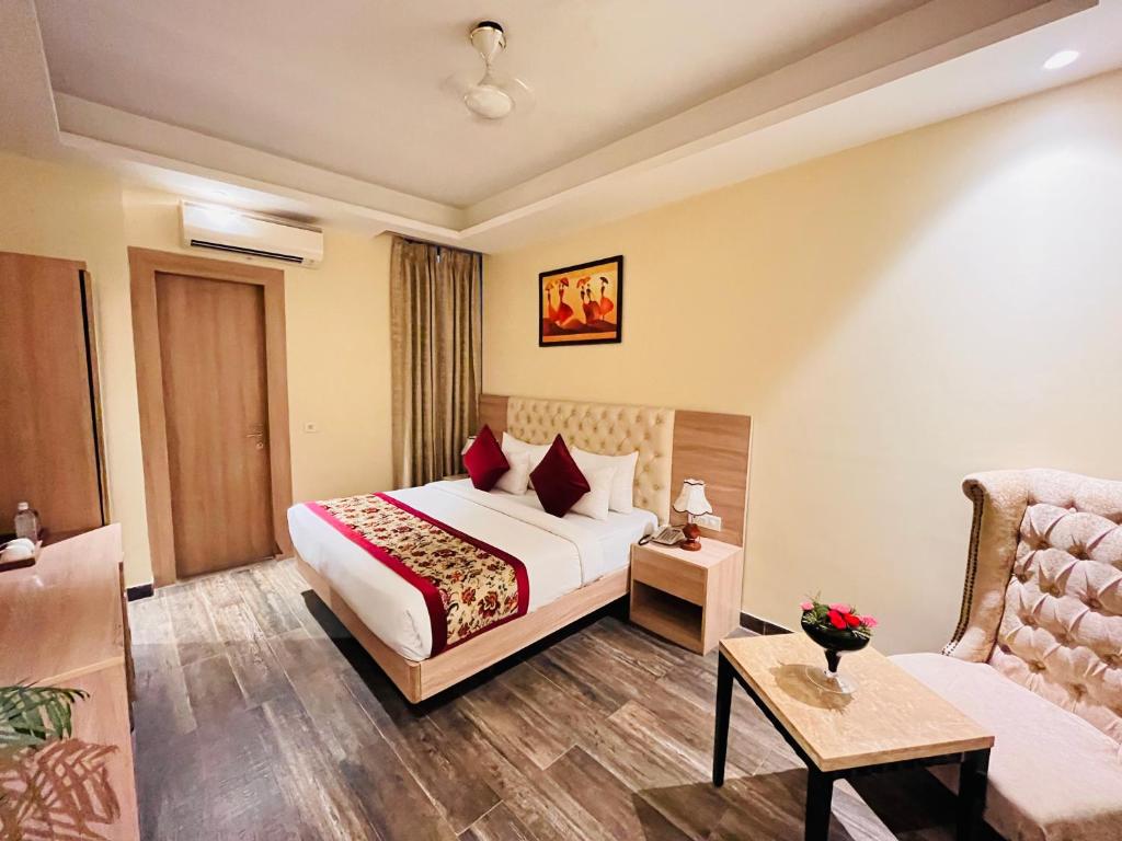 Postel nebo postele na pokoji v ubytování Hotel Banz Near Indira Gandhi Airport Delhi