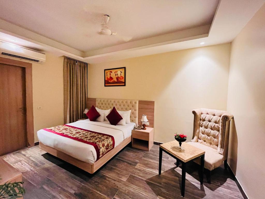 Postel nebo postele na pokoji v ubytování Hotel Banz Near Indira Gandhi Airport Delhi