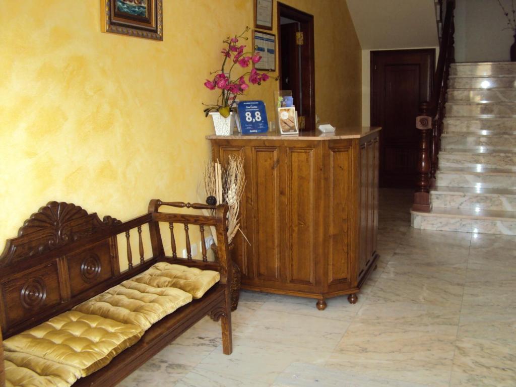 kanapa w pokoju z żółtą ścianą w obiekcie Casa Fuentes w mieście Poio