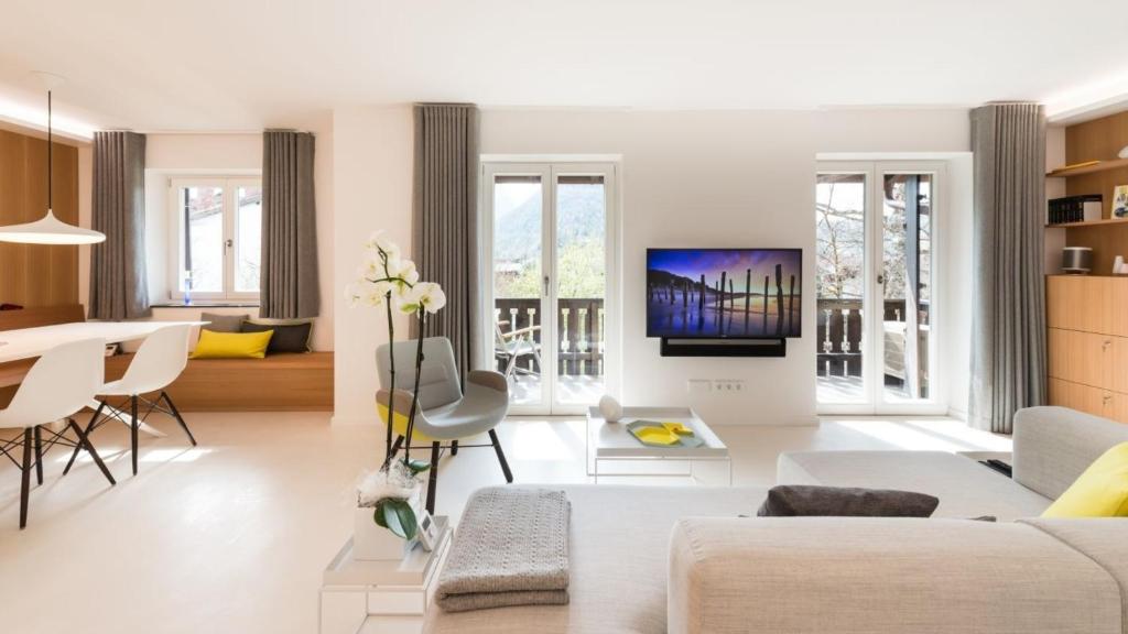 sala de estar con sofá blanco y mesa en luxuriöse Ferienwohnung in Mittenwald für Genießer en Mittenwald