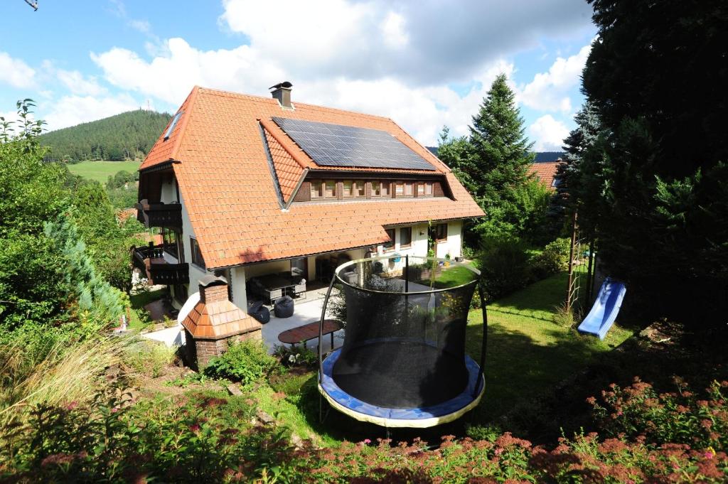 uma casa com um escorrega à frente em Casa Cara em Baiersbronn