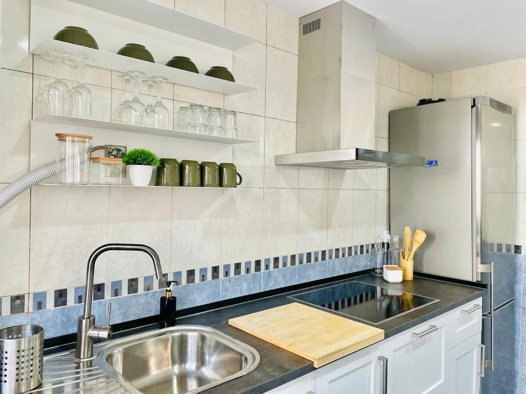 a kitchen with a sink and a refrigerator at Apartamento ABRIL en el Centro de Getafe in Getafe