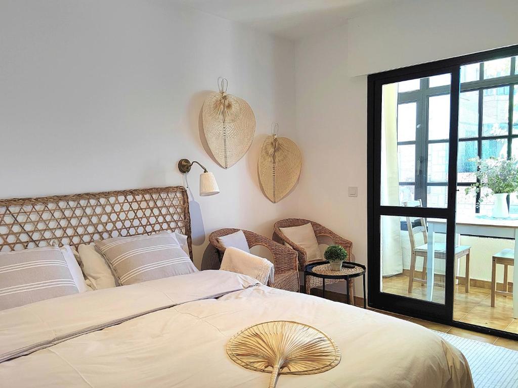 1 dormitorio con 1 cama, mesa y sillas en Estudio con Encanto en Navacerrada, en Navacerrada