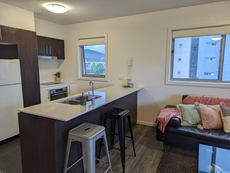 Modern & Relaxed Apartment, Great Views @Wright tesisinde mutfak veya mini mutfak