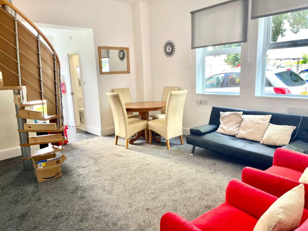 a living room with a couch and a table at Humber Maisonette Airy, Modern & Chic! in Goole