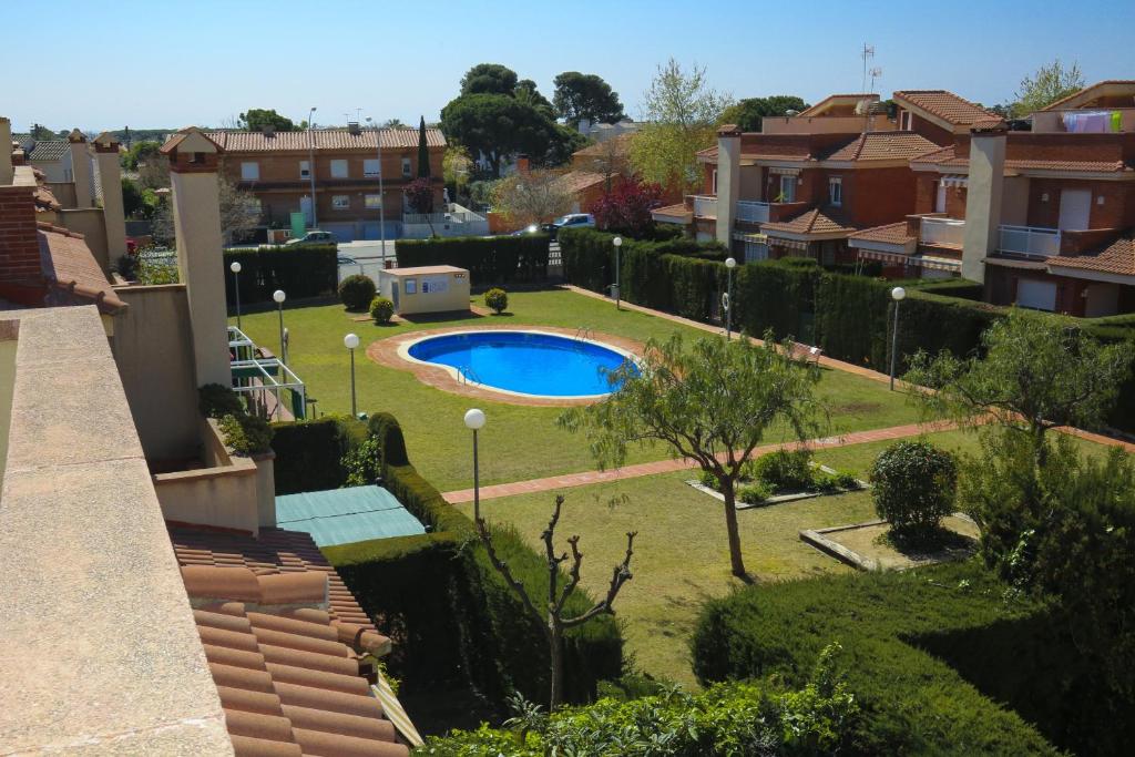 a view of a backyard with a swimming pool at New Bruselas 1 Planetcostadorada in Cambrils
