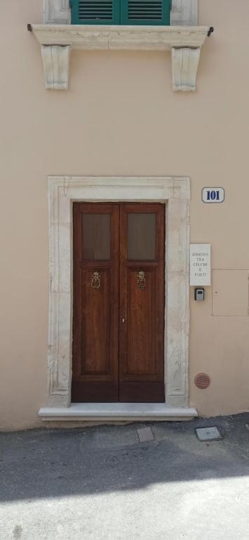 una puerta de madera en el lateral de un edificio en Dimora tra ciuchi e poeti, en LʼAquila