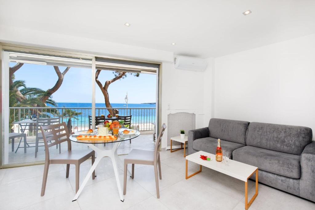 un salon avec un canapé et une table dans l'établissement Fettolina, à Cannes