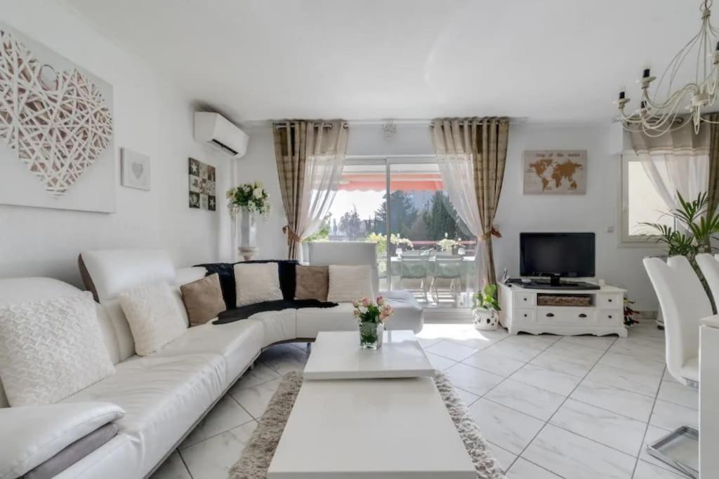 un salon avec un canapé blanc et une table dans l'établissement Magnifique 4 pers plage à pied, à Fréjus