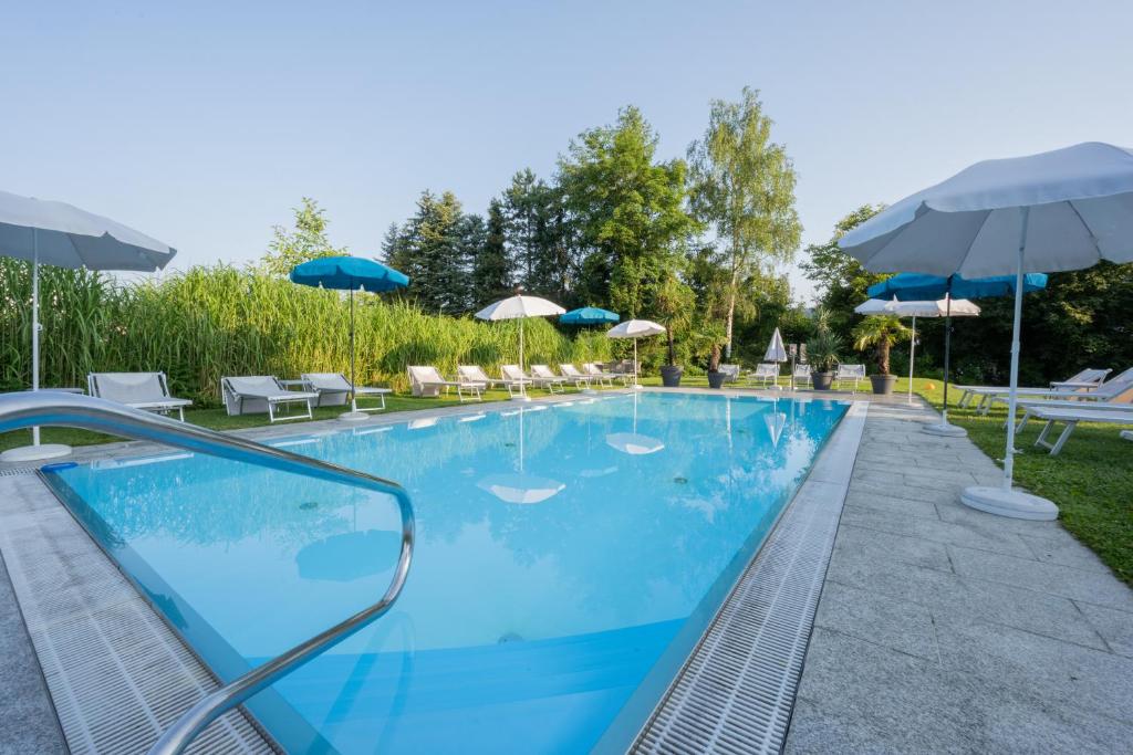 Bazén v ubytování Hotel Villa Flora nebo v jeho okolí