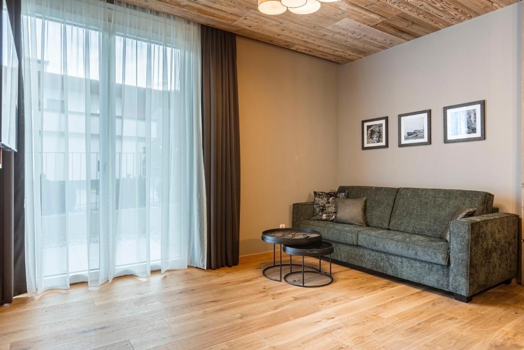 Posezení v ubytování Zillertal Suites Fügen by ALPS RESORTS