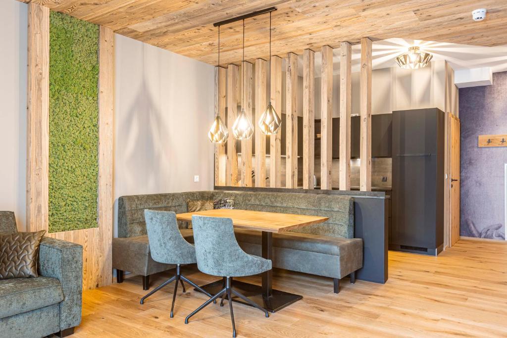 Posezení v ubytování Zillertal Suites Fügen by ALPS RESORTS