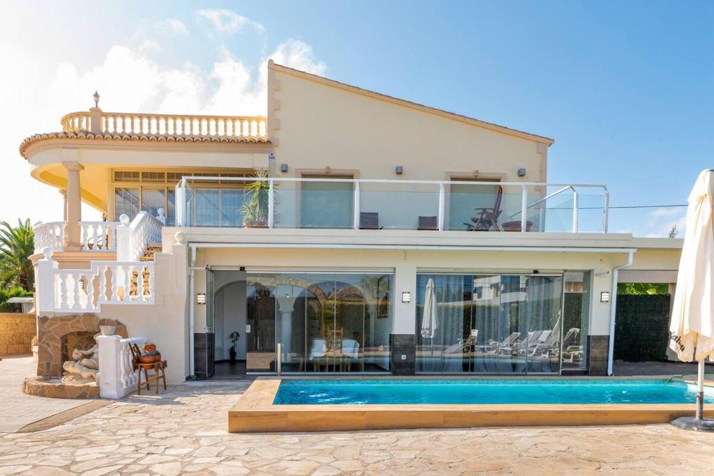 een huis met een zwembad ervoor bij Villa Constantinos apartamentos o villa completa in Calpe