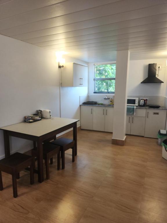 een keuken en eetkamer met een tafel en stoelen bij Unit 5 in Aizawl