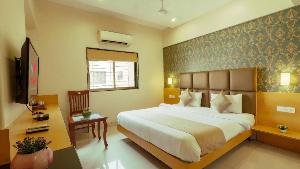 Postel nebo postele na pokoji v ubytování Magnus Square Business Hotel near Pune Airport