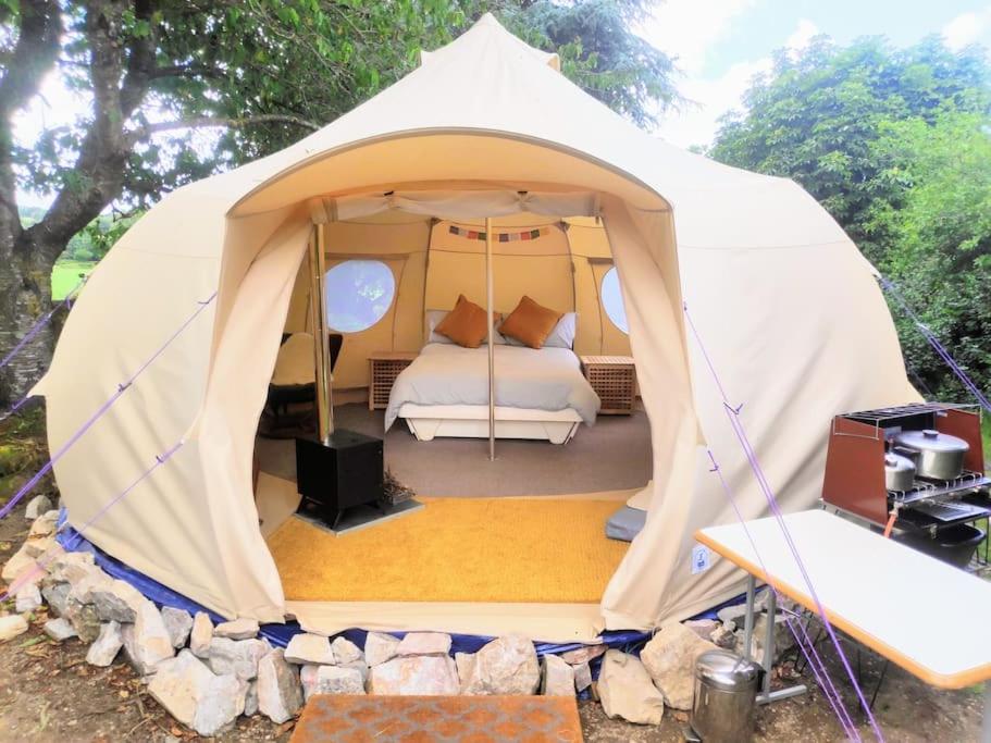 Postel nebo postele na pokoji v ubytování South Devon Luna Bell Tent