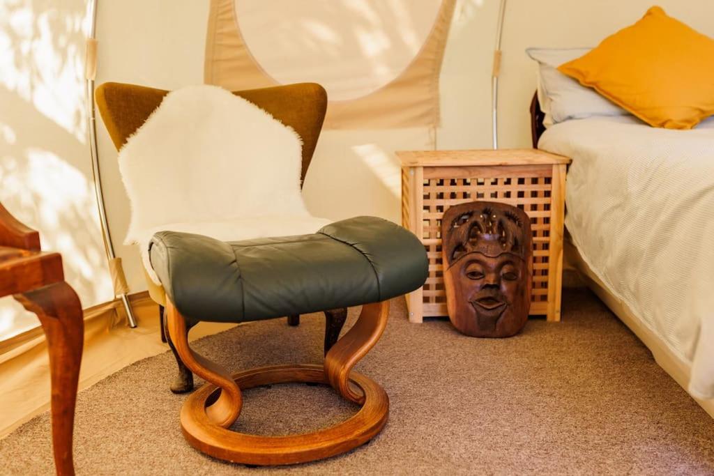 Posezení v ubytování South Devon Luna Bell Tent