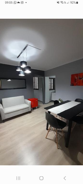 a living room with a white couch and a table at Eli 2 Céntrico Mendoza in Mendoza