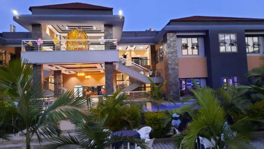 una casa con una piscina di fronte di Palm Kalash Hotel a Lusaka