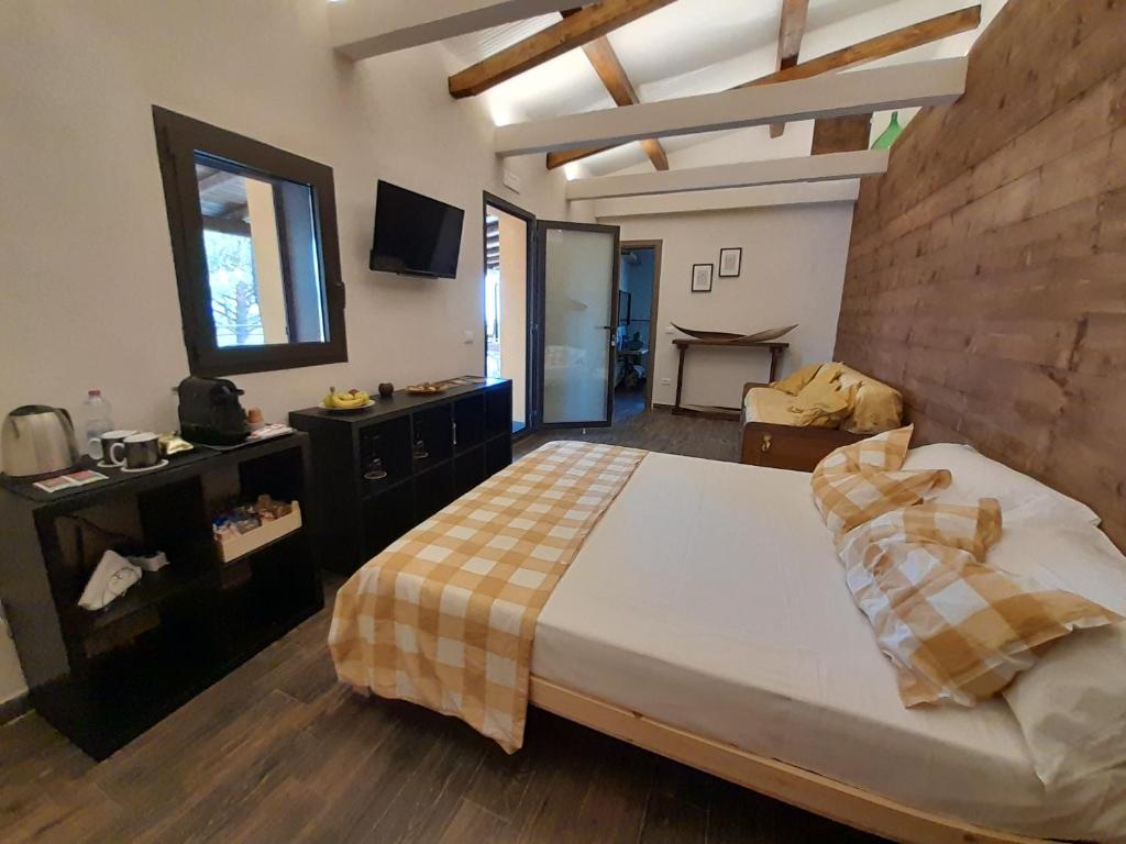 ニコロージにあるEtna Country Homeの大きなベッドと木製の壁が備わるベッドルーム1室が備わります。