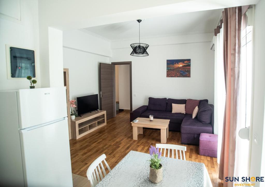een woonkamer met een bank en een tafel bij Explore Greece from Comfortable City Centre Apartment in Chalkida