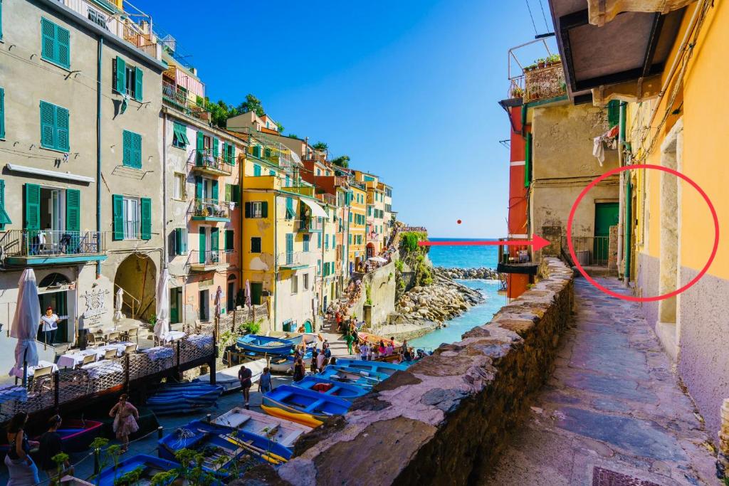 vista su una strada con edifici e sull'oceano di La casetta delle barche a Riomaggiore