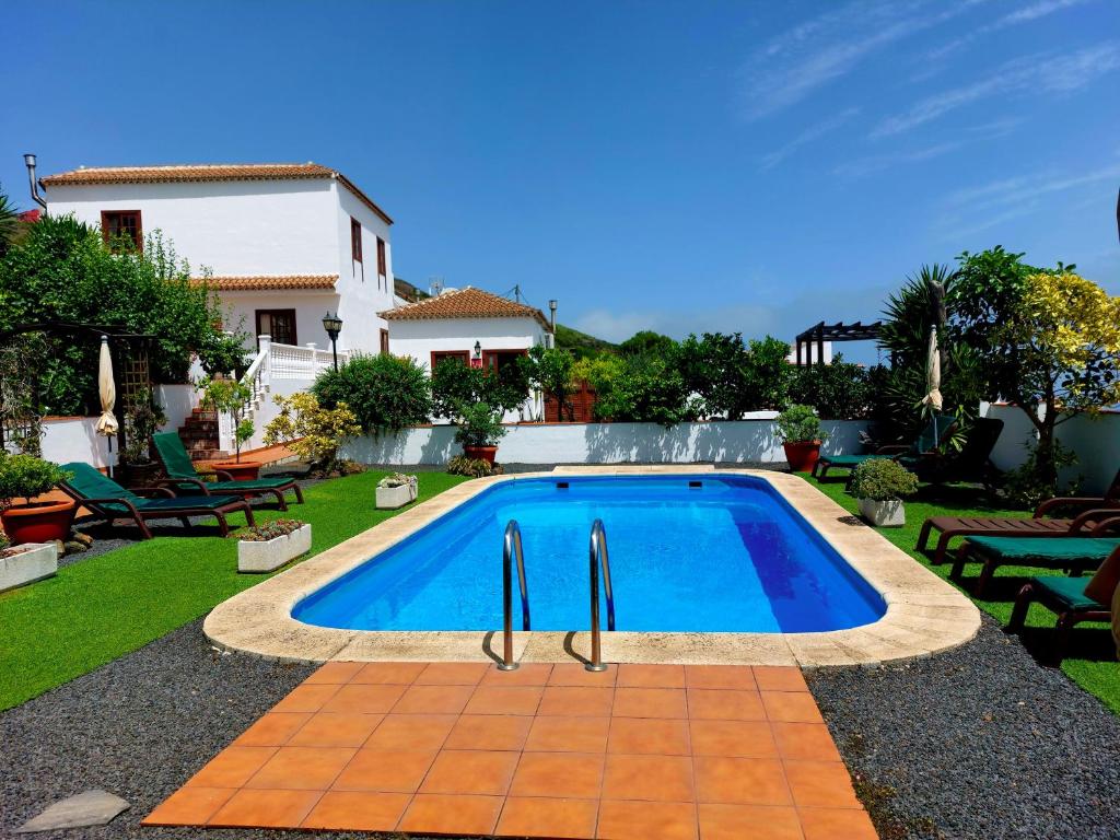 een zwembad in de achtertuin van een huis bij Fuente Abreu in Barlovento
