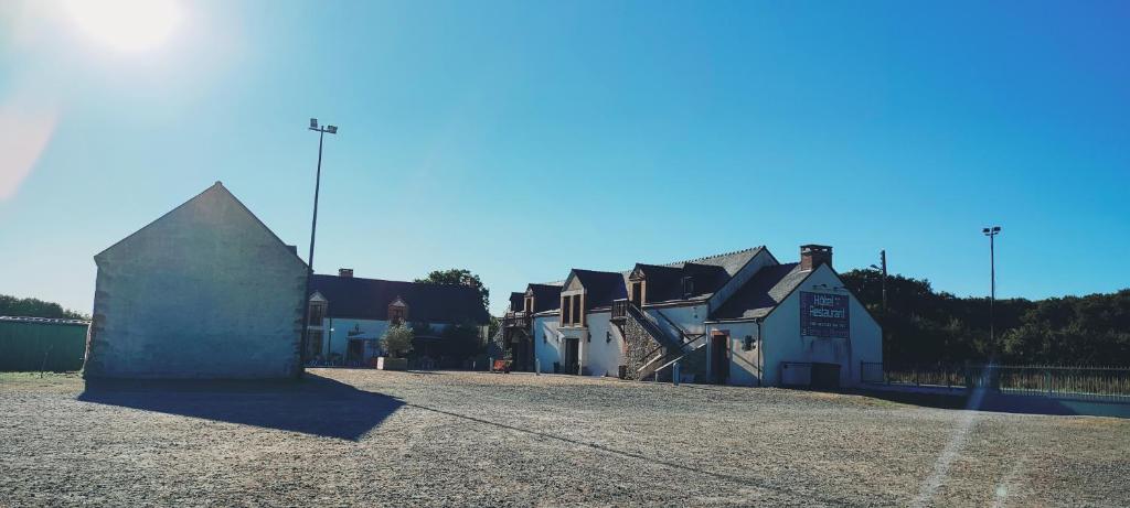 um grupo de casas e uma rua com um edifício em La Ferme Du Blanchot em Crossac