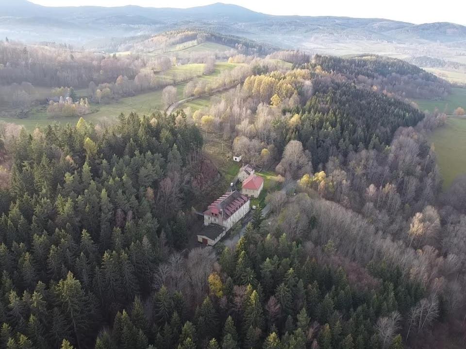 una vista aerea di una casa nel mezzo di una foresta di Dobrá Voda u Záblatí - lesní areál 